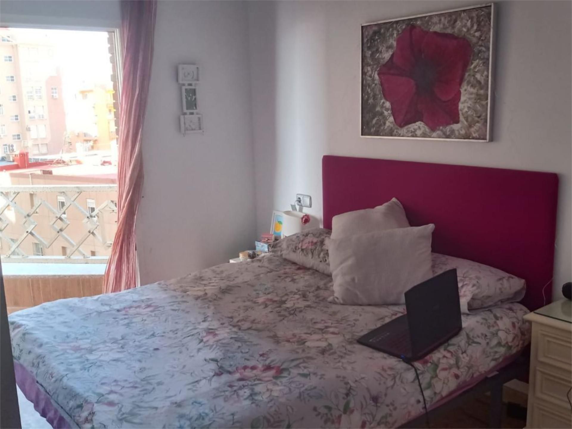 Bedroom of Flat to share in  Almería Capital  with Air Conditioner, Furnished and Balcony
