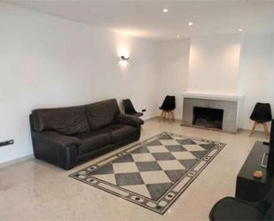 Sala d'estar de Casa adosada en venda en Estepona