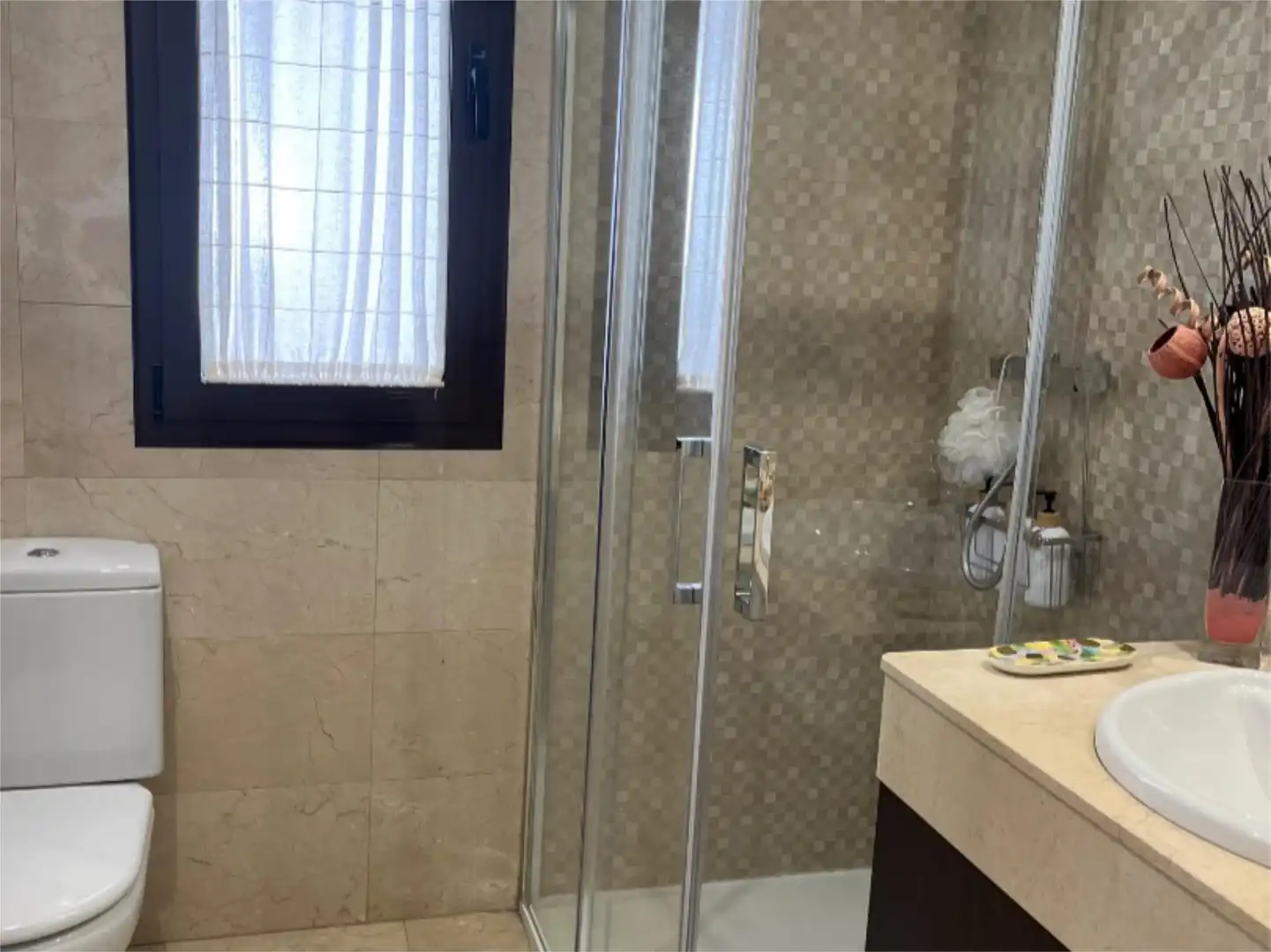 Detached homes for sale in Calle Poeta Mario López, 11, Poniente-Norte - Miralbaida - Parque Azahara Bathroom of Detached homes for sale in Córdoba with Air Conditioner, Heating and Terrace