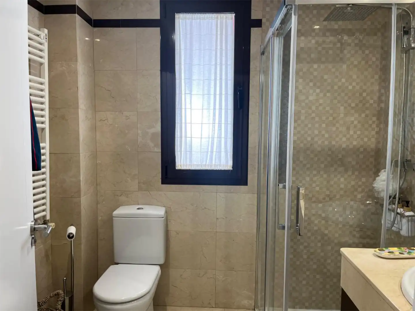 Detached homes for sale in Calle Poeta Mario López, 11, Poniente-Norte - Miralbaida - Parque Azahara Bathroom of Detached homes for sale in Córdoba with Air Conditioner, Heating and Terrace