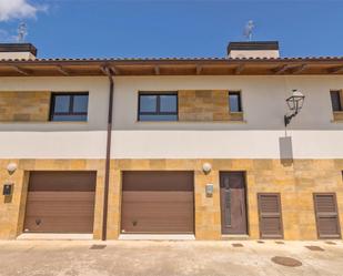 Vista exterior de Pis en venda en Valle de Yerri / Deierri amb Calefacció, Jardí privat i Parquet