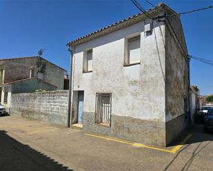 Vista exterior de Casa adosada en venda en Zorita amb Jardí privat