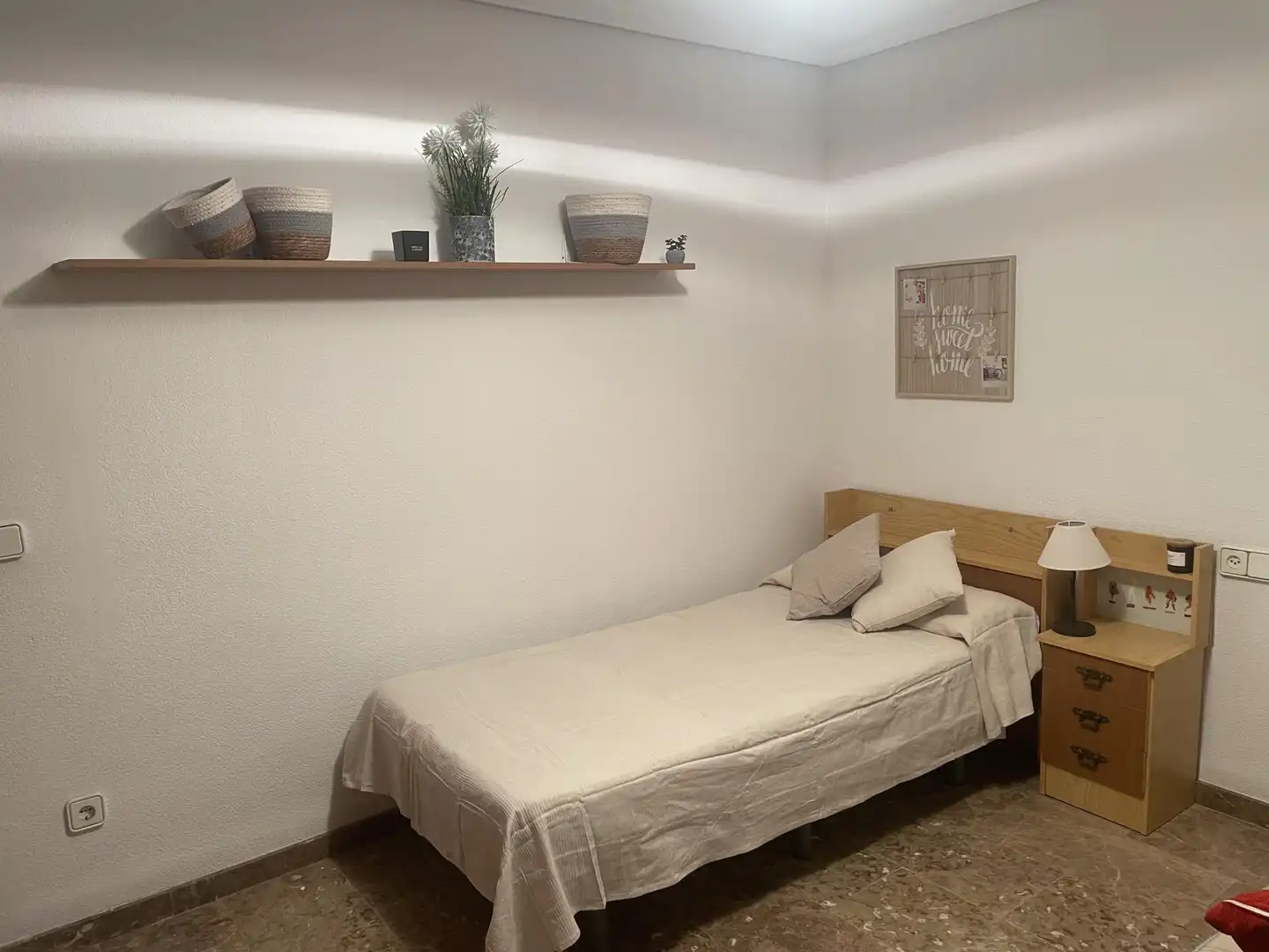 Room in Calle Aspe, 19, Carolinas Bajas Bedroom of Duplexes for share in Alicante / Alacant with Terrace and Furnished
