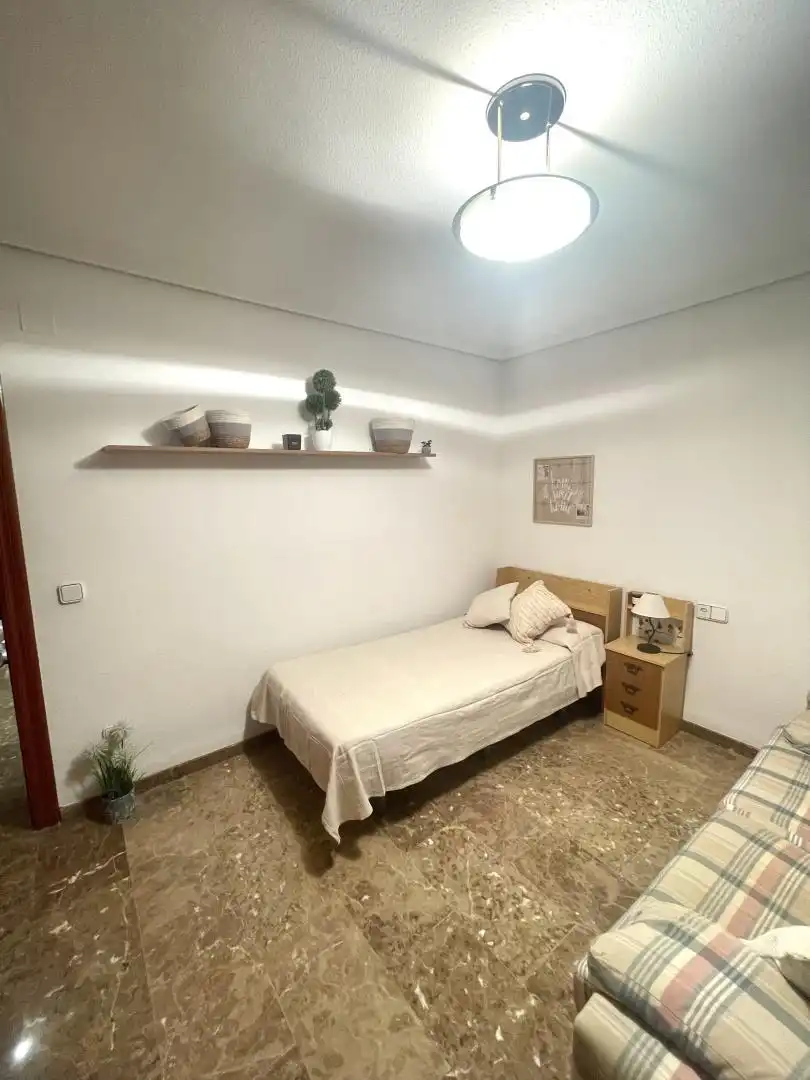 Room in Calle Aspe, 19, Carolinas Bajas Bedroom of Duplexes for share in Alicante / Alacant with Terrace and Furnished