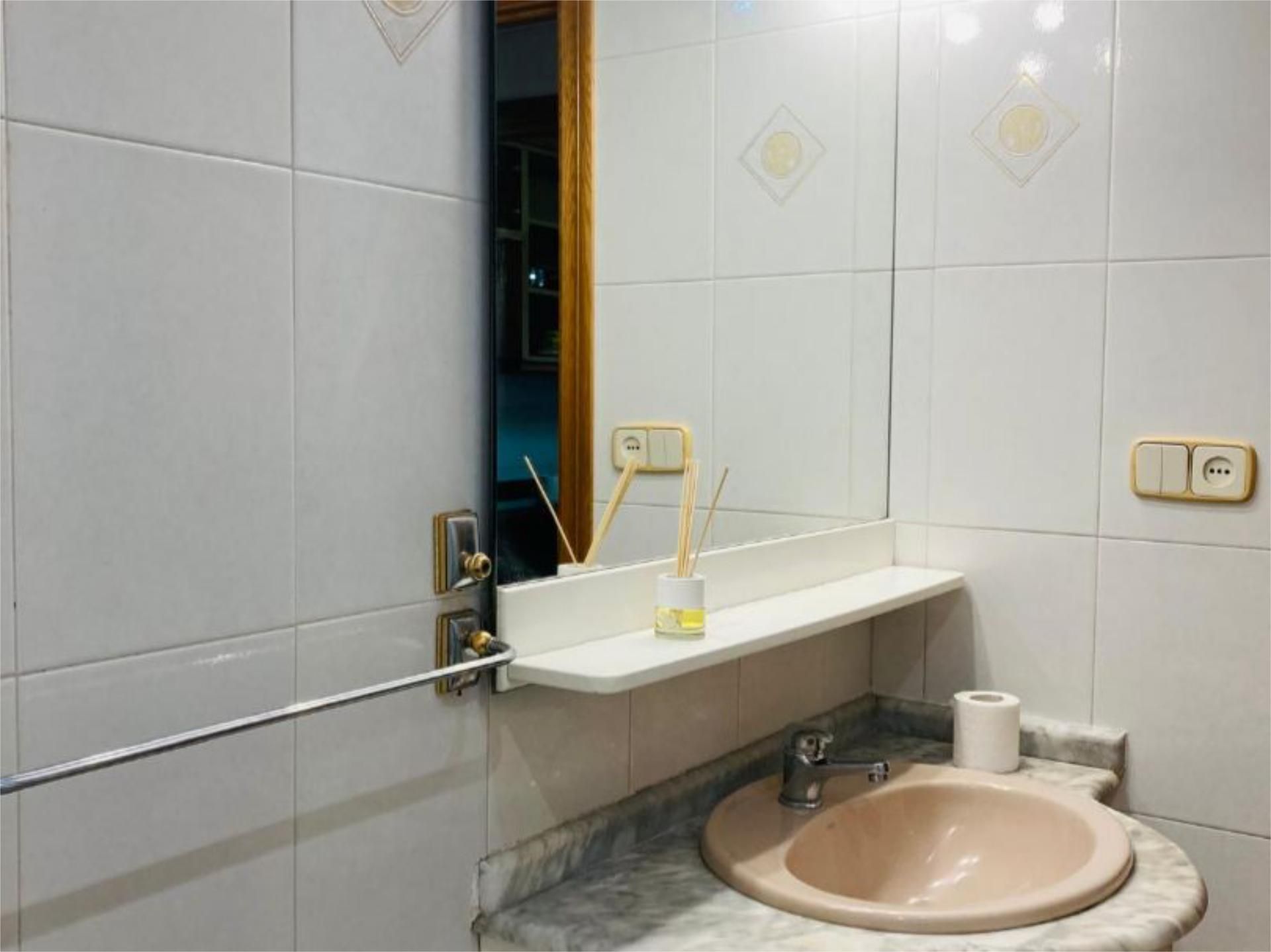 Bathroom of Flat to rent in Burjassot  with Balcony