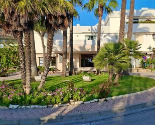 Vista exterior de Pis en venda en Marbella amb Aire condicionat, Jardí privat i Piscina