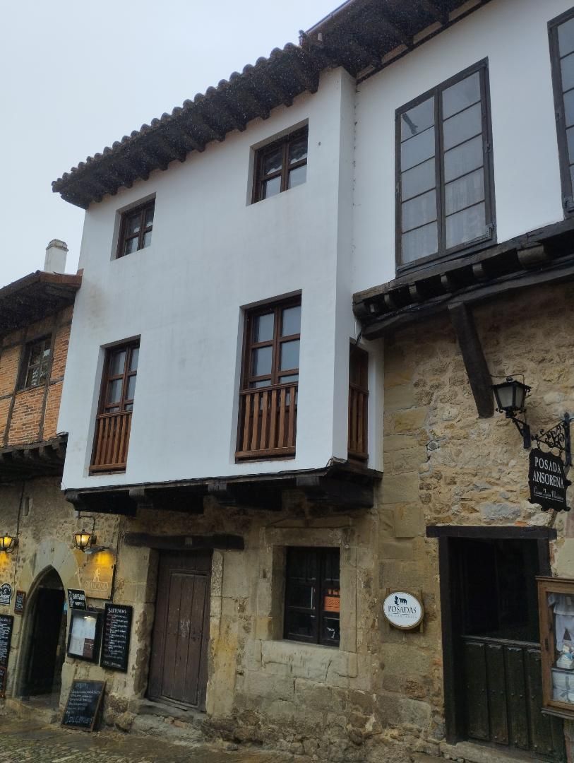 Vista exterior de Casa adosada en venda en Santillana del Mar amb Jardí privat