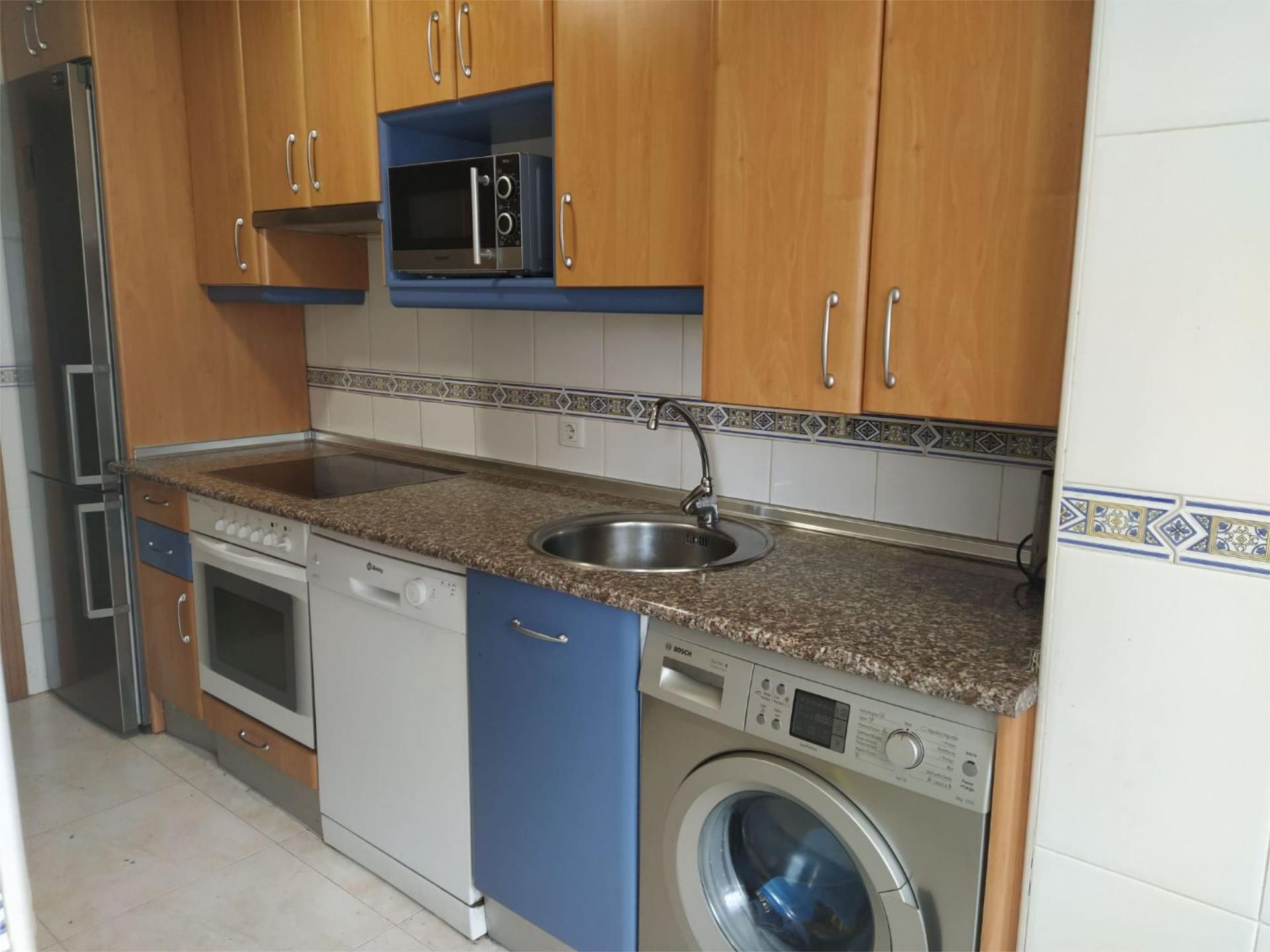 Cuina de Pis de lloguer en Burgos Capital amb Calefacció, Parquet i Terrassa