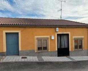 Vista exterior de Casa o xalet en venda en Carpio amb Calefacció i Jardí privat