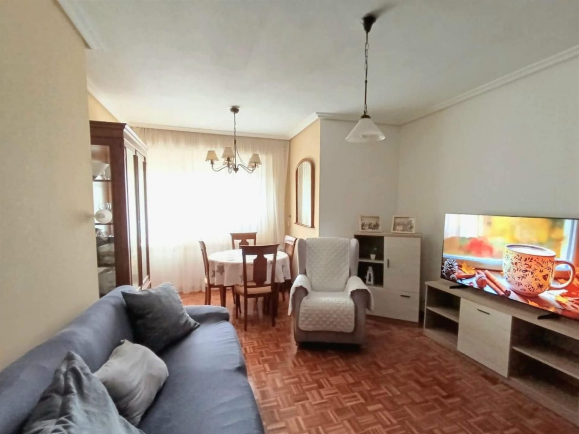 Sala d'estar de Pis en venda en Vitoria - Gasteiz amb Calefacció, Parquet i Terrassa