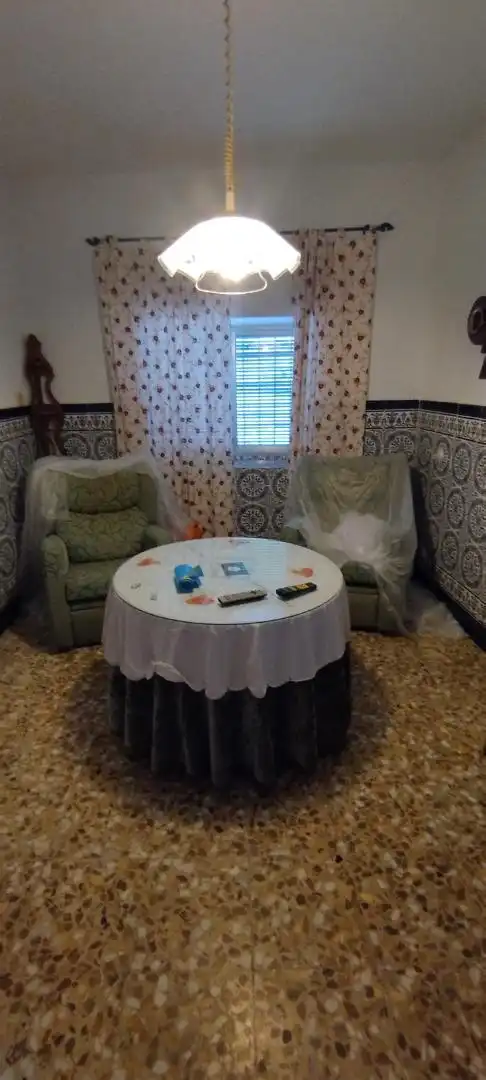 Casa adosada en venda a Calle Santa María, 6, Ribera del Fresno Sala d'estar de Casa adosada en venda en Ribera del Fresno amb Moblat i Balcó