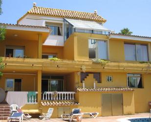 Vista exterior de Pis en venda en Marbella amb Aire condicionat, Calefacció i Jardí privat