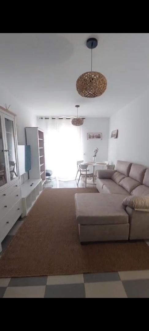 Sala d'estar de Àtic de lloguer en Roquetas de Mar amb Aire condicionat i Balcó