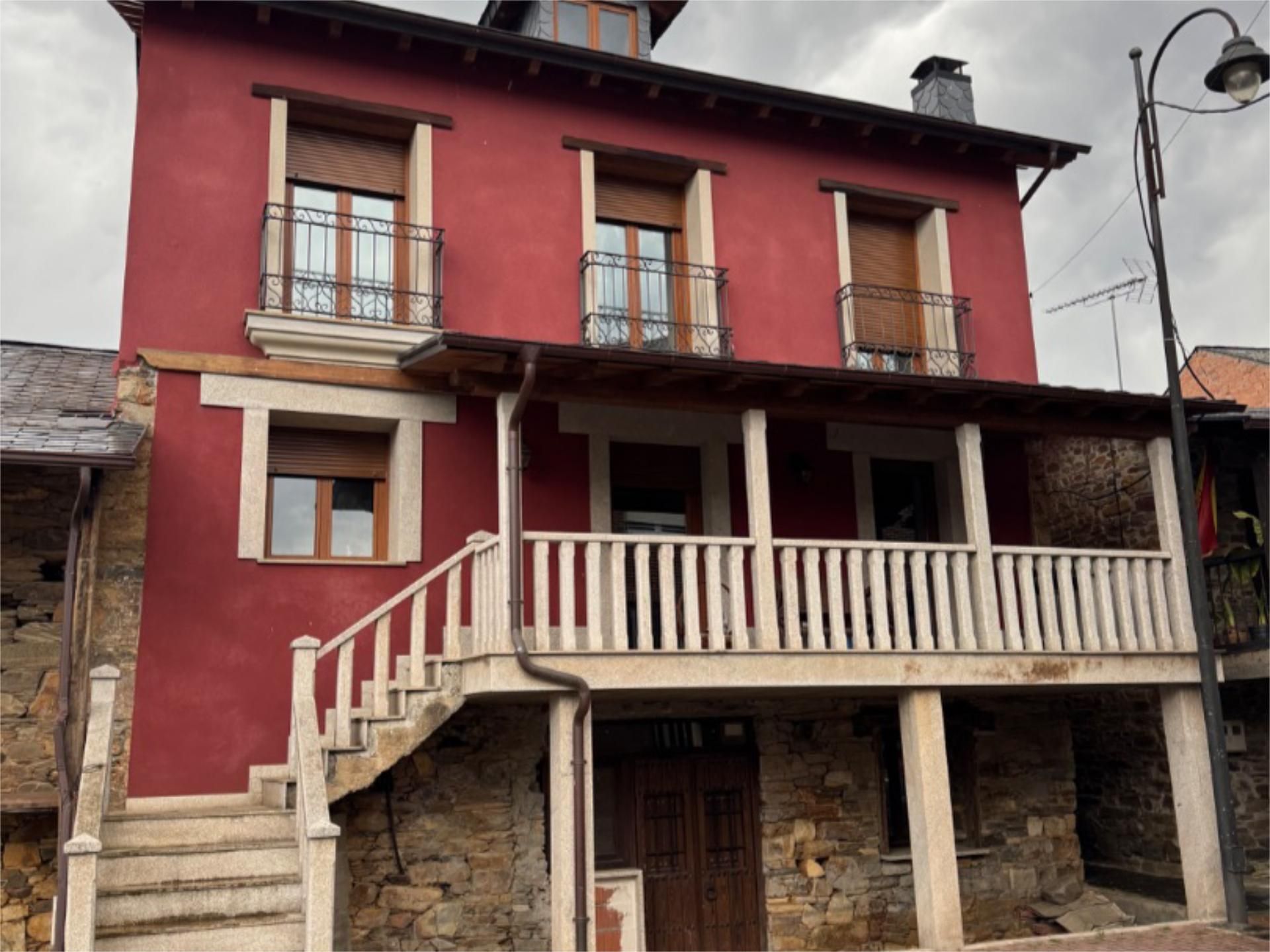 Vista exterior de Casa adosada en venda en Cacabelos amb Balcó