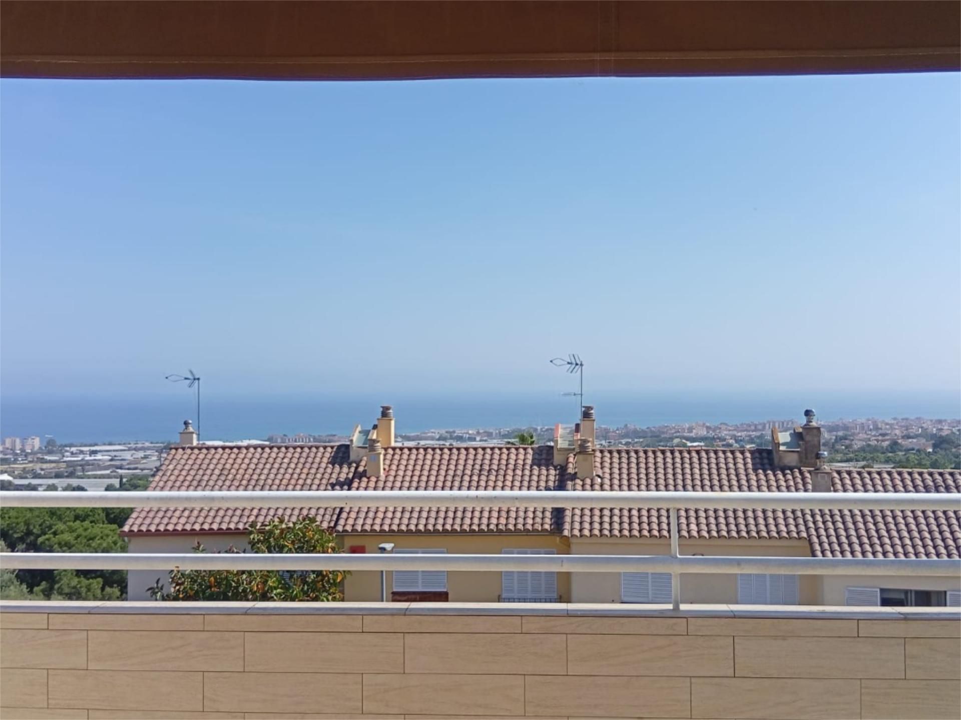 Vista exterior de Casa adosada en venda en Vilassar de Dalt amb Terrassa i Balcó
