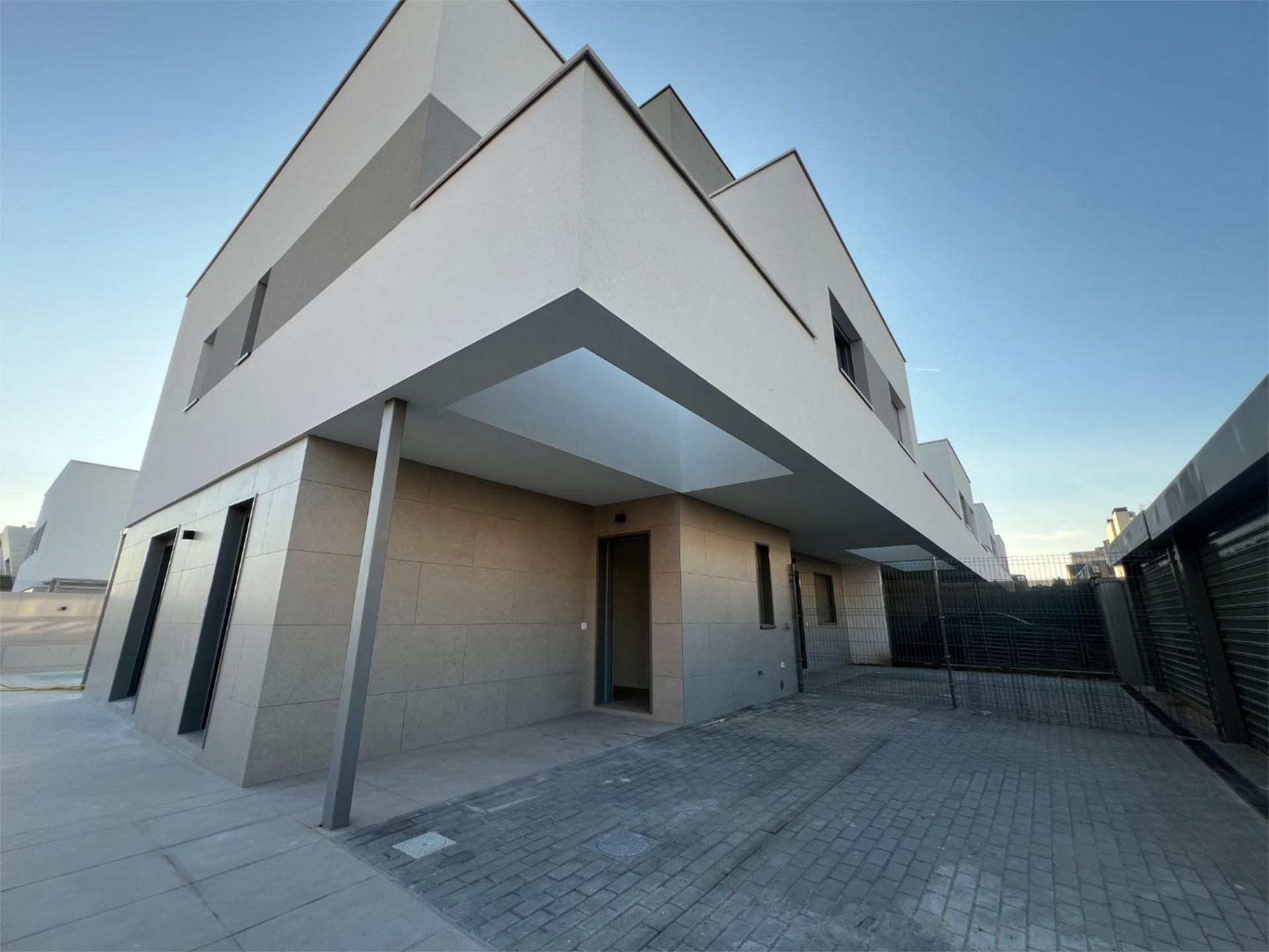Exterior view of Single-family semi-detached to rent in Móstoles  with Air Conditioner, Heating and Private garden