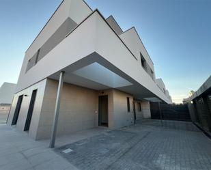 Exterior view of Single-family semi-detached to rent in Móstoles  with Air Conditioner, Heating and Private garden