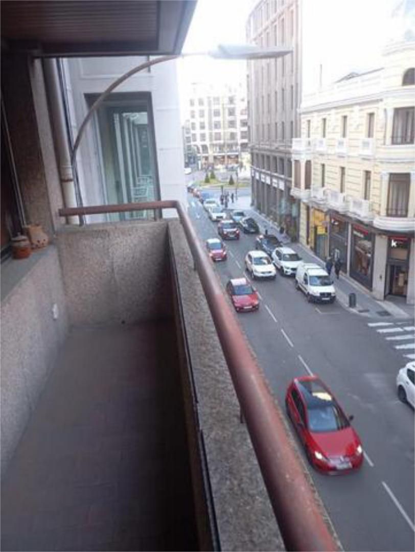 Vista exterior de Casa o xalet en venda en León Capital  amb Calefacció i Terrassa