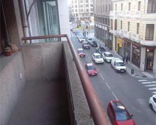 Vista exterior de Casa o xalet en venda en León Capital  amb Calefacció i Terrassa