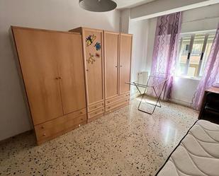 Dormitori de Pis de lloguer en  Granada Capital amb Calefacció, Moblat i Forn