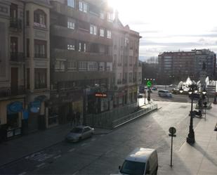 Vista exterior de Pis de lloguer en León Capital  amb Terrassa