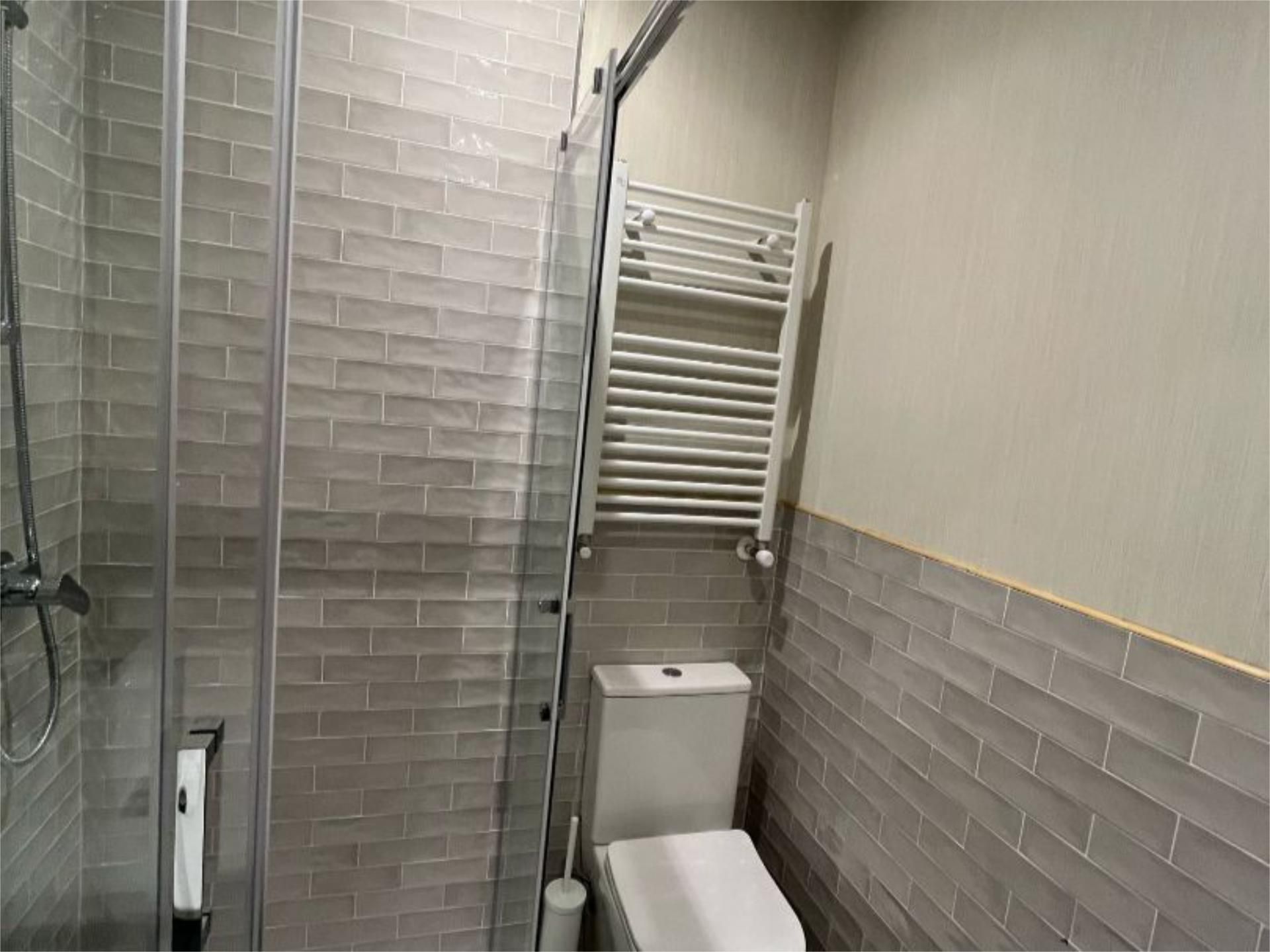 Bathroom of Flat to rent in  Madrid Capital  with Air Conditioner, Heating and Parquet flooring