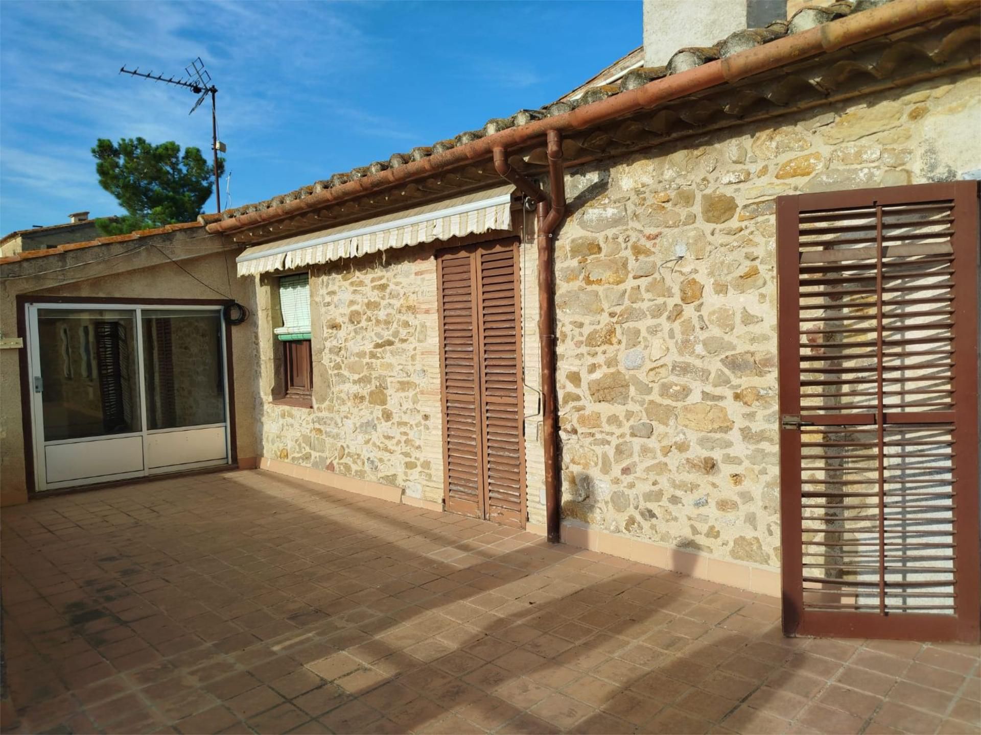 Vista exterior de Pis en venda en Jafre amb Calefacció, Jardí privat i Terrassa