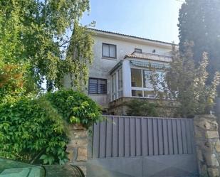Vista exterior de Casa o xalet de lloguer en Navalperal de Pinares amb Calefacció, Jardí privat i Terrassa