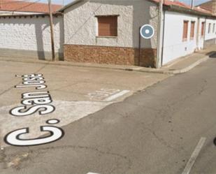 Vista exterior de Casa adosada en venda en Santa Marina del Rey amb Jardí privat