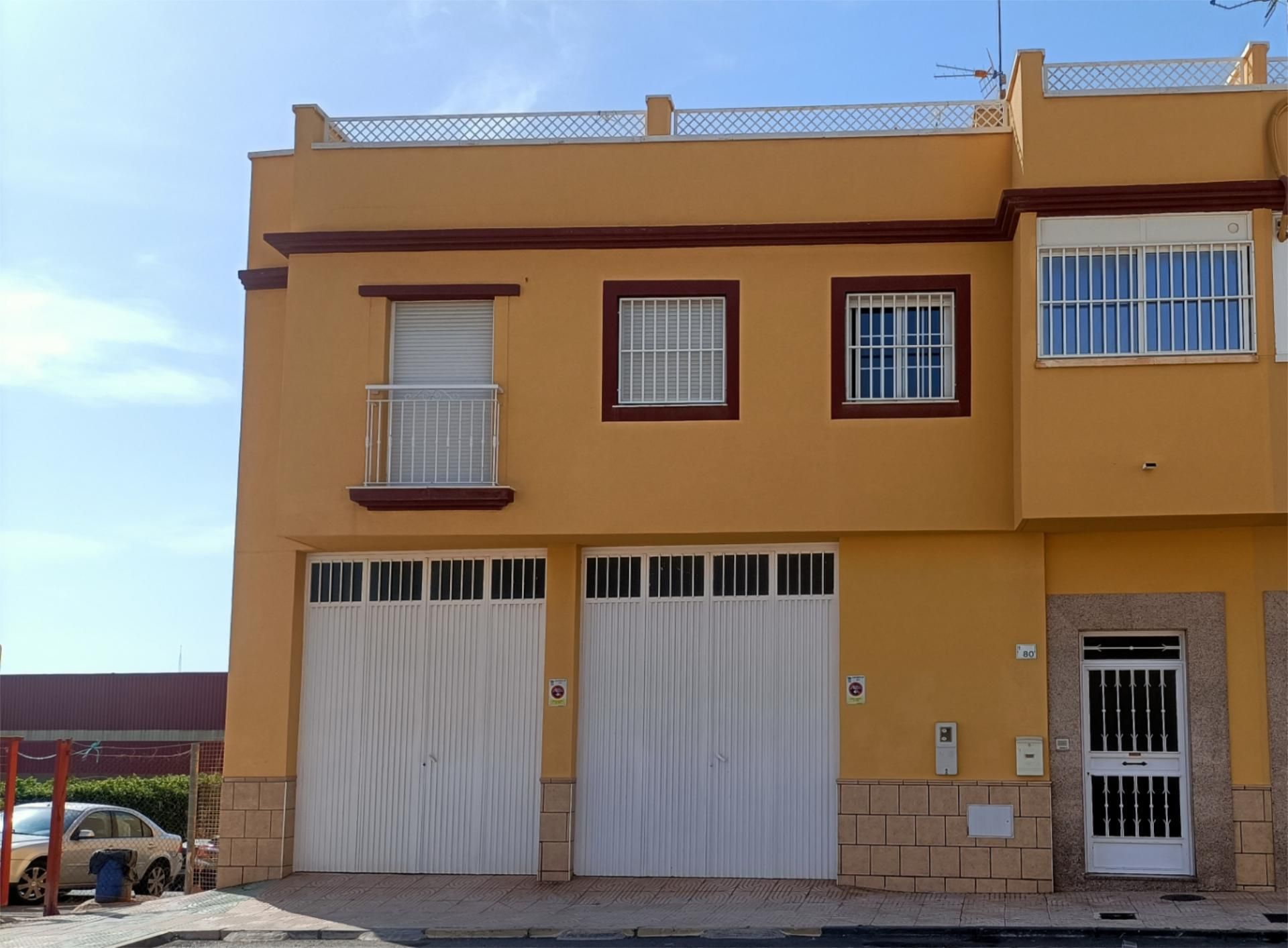 Vista exterior de Casa adosada en venda en Vícar amb Aire condicionat, Calefacció i Terrassa