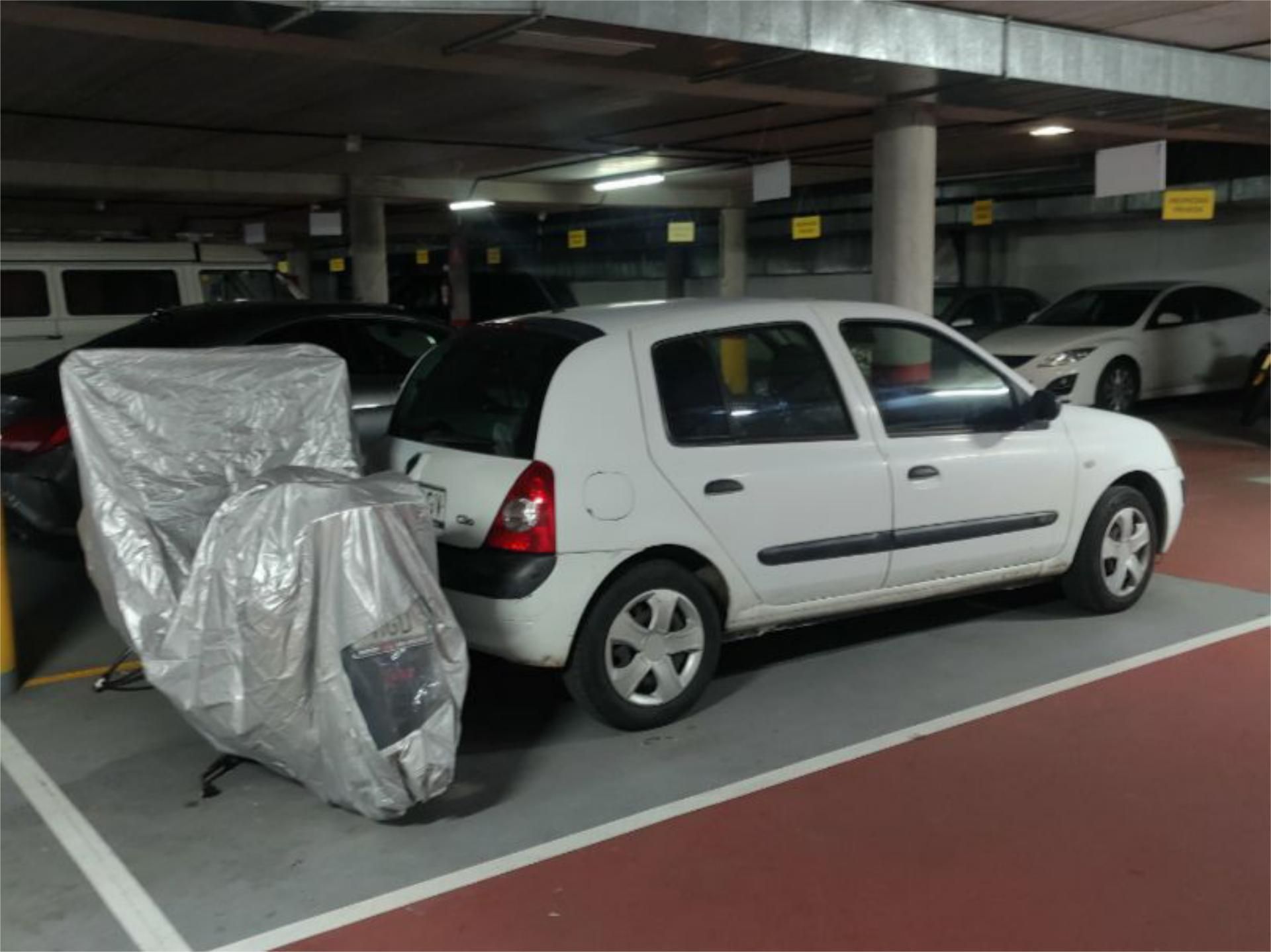 Parking of Garage to rent in Parres