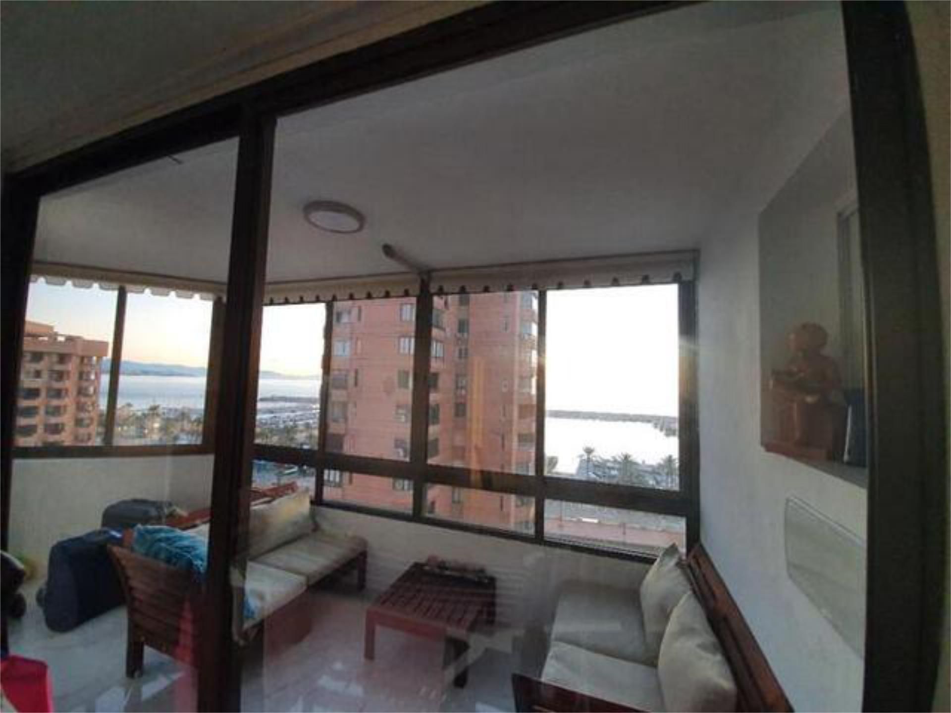 Dormitori de Apartament de lloguer en Fuengirola amb Terrassa, Piscina i Moblat