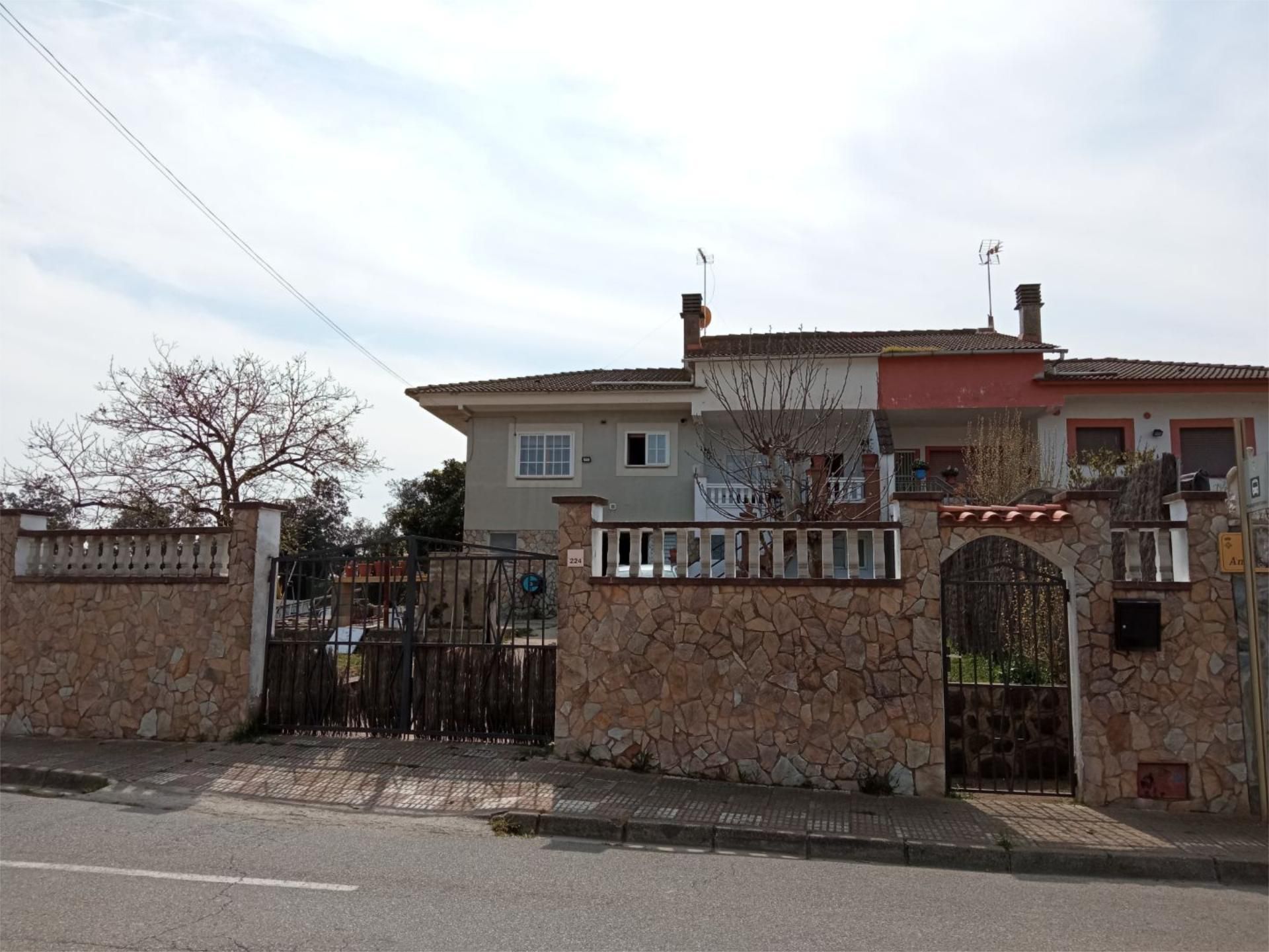 Vista exterior de Casa adosada en venda en Maçanet de la Selva amb Calefacció, Jardí privat i Terrassa