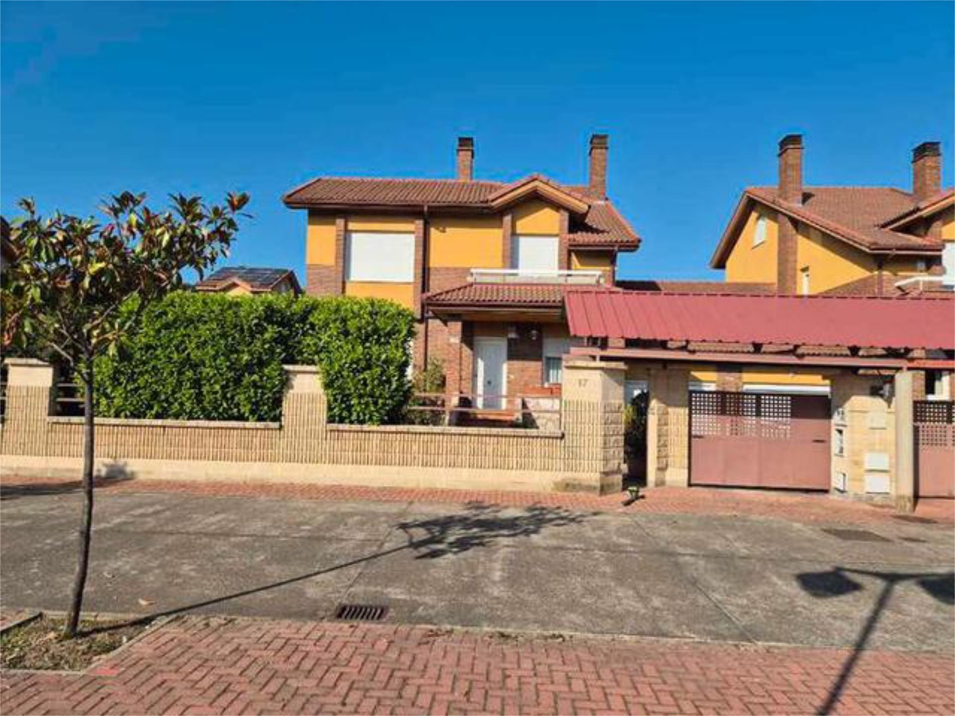 Exterior view of Single-family semi-detached for sale in León Capital   with Heating, Private garden and Terrace