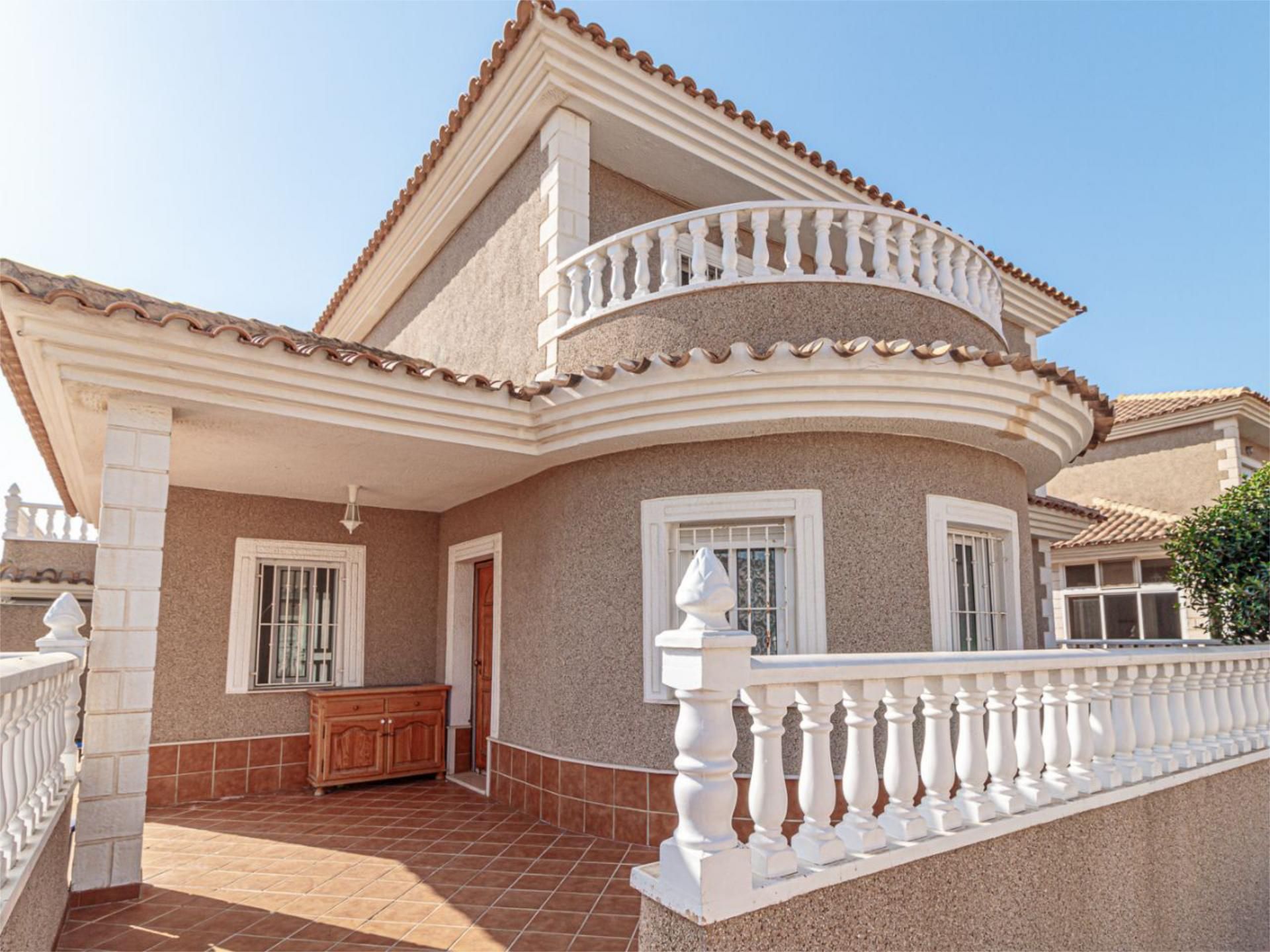Vista exterior de Casa o xalet en venda en Torrevieja amb Aire condicionat, Terrassa i Piscina