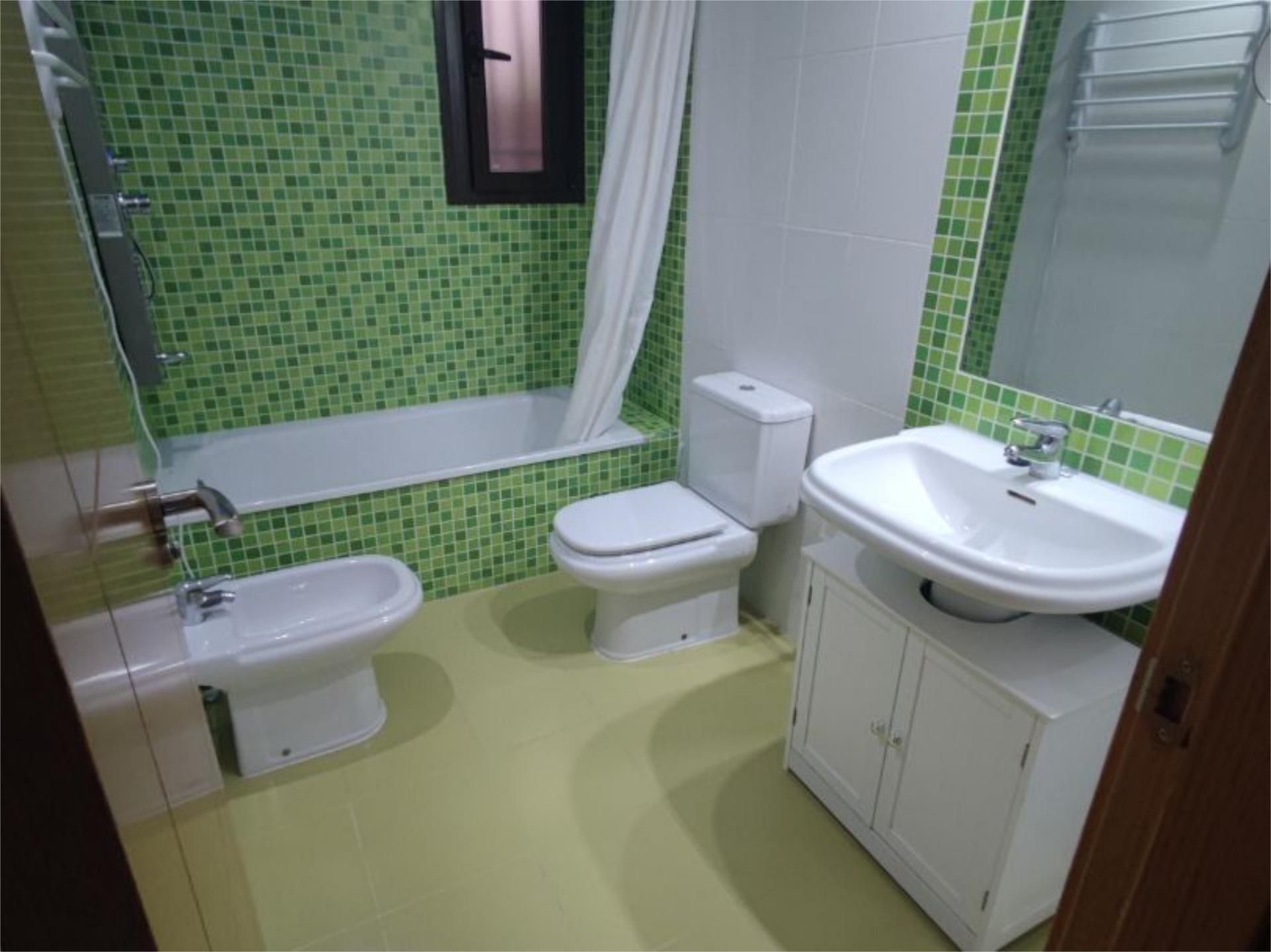 Bathroom of Flat for sale in Villatobas  with Air Conditioner, Heating and Terrace