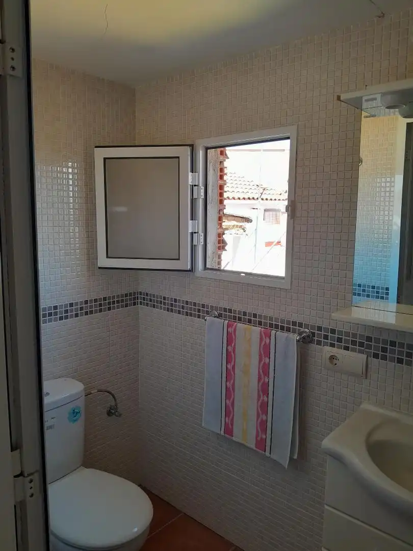 Casa adosada en venta en Calle Carretera, 129, Arroyo del Ojanco Baño de Casa adosada en venta en Arroyo del Ojanco con Terraza y Balcón