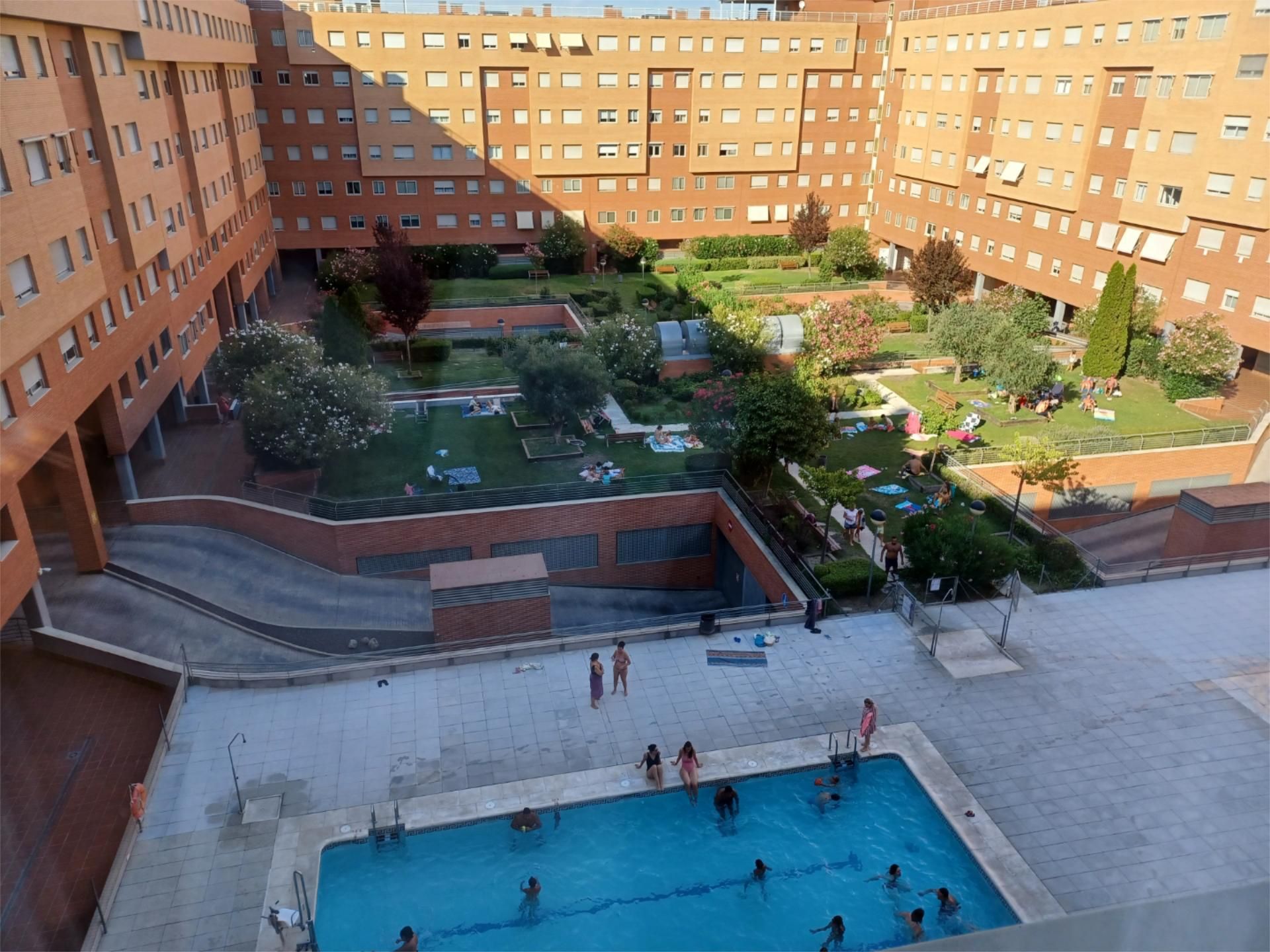 Swimming pool of Flat to rent in  Madrid Capital  with Air Conditioner, Heating and Private garden