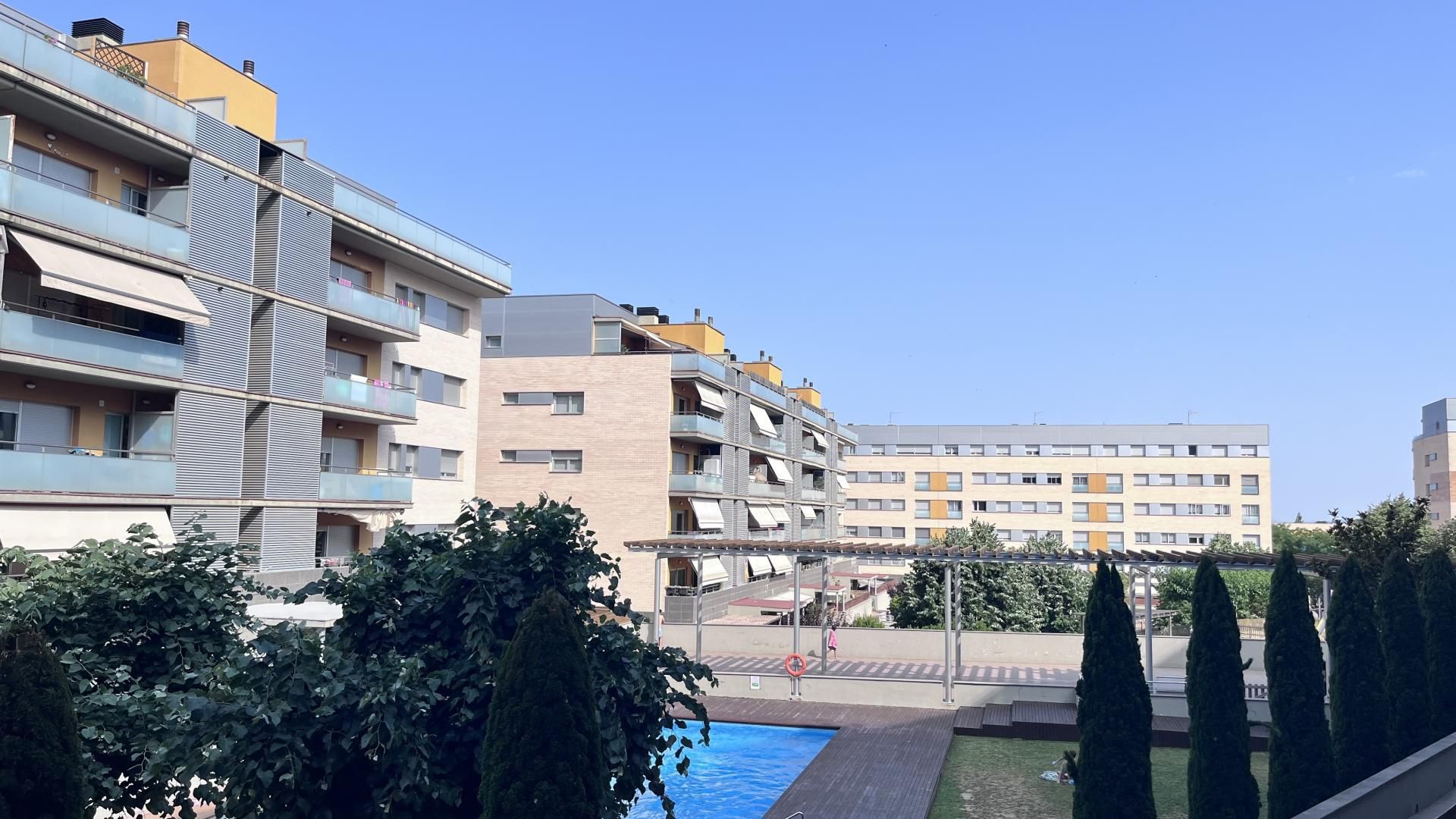 Exterior view of Flat for sale in Figueres  with Swimming Pool and Balcony