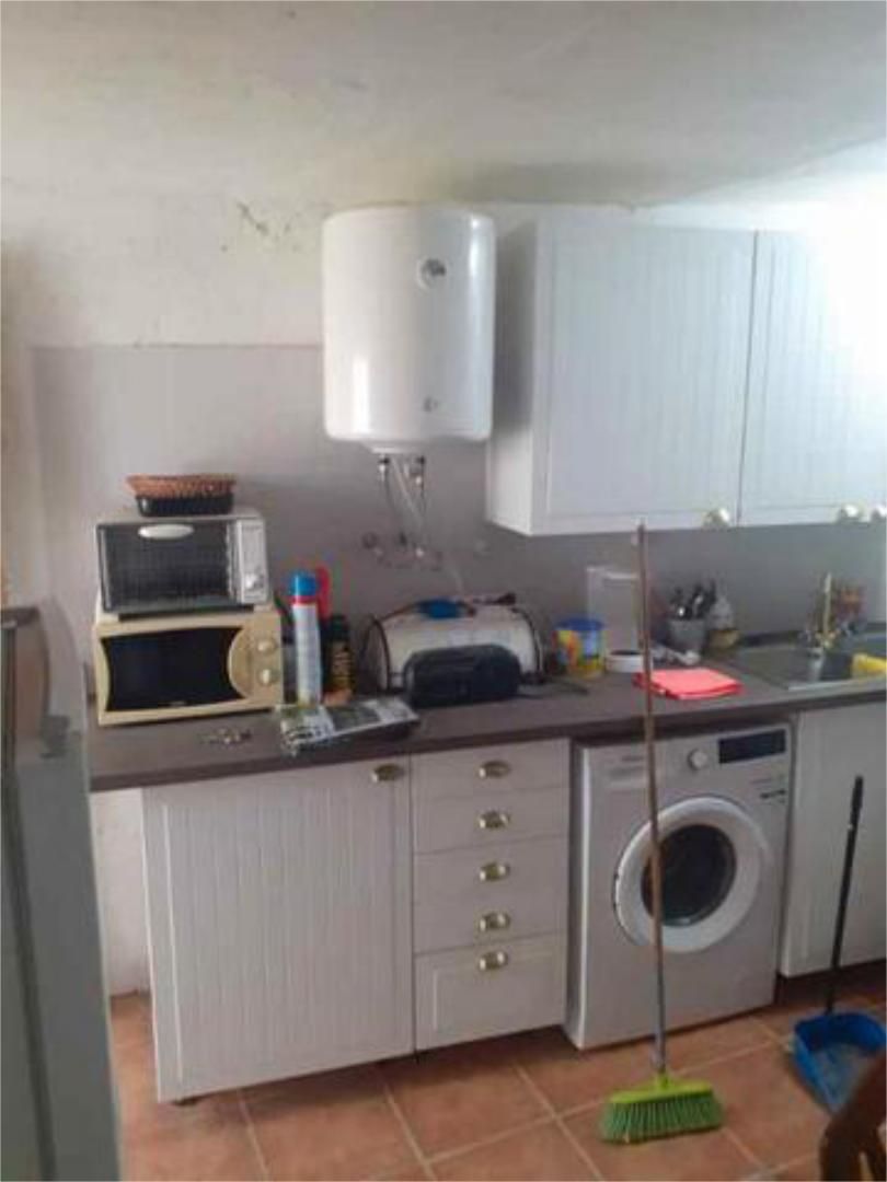 Cuina de Casa o xalet en venda en Salvatierra de Santiago amb Jardí privat, Piscina i Moblat