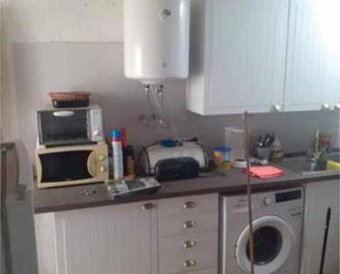 Cuina de Casa o xalet en venda en Salvatierra de Santiago amb Jardí privat, Piscina i Moblat