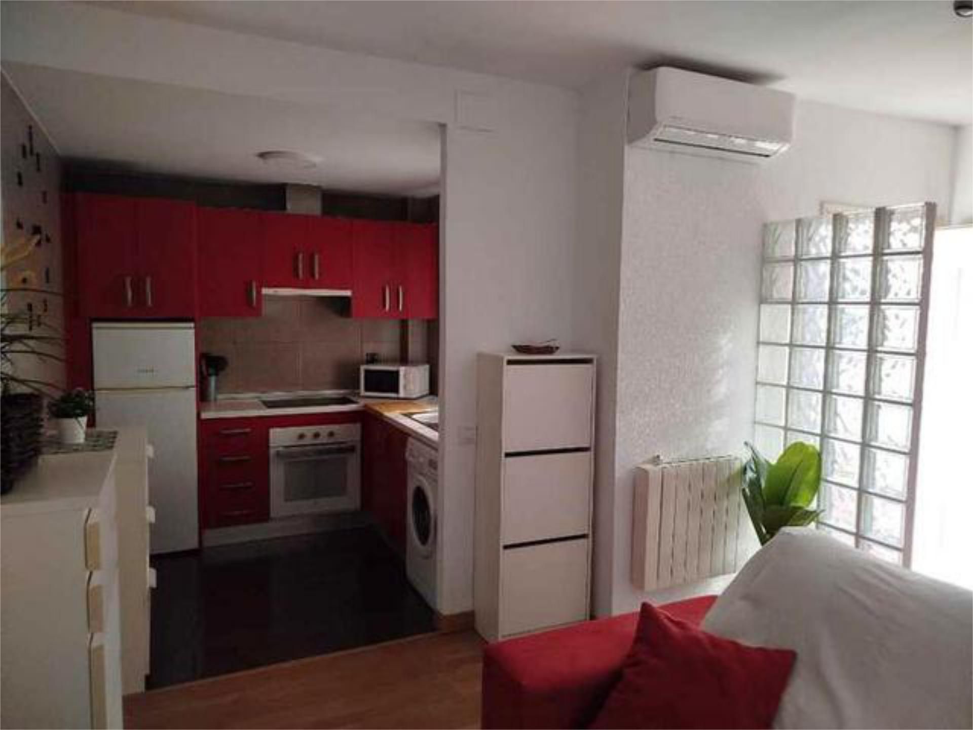 Cuina de Apartament de lloguer en Chiclana de la Frontera amb Terrassa, Piscina i Moblat