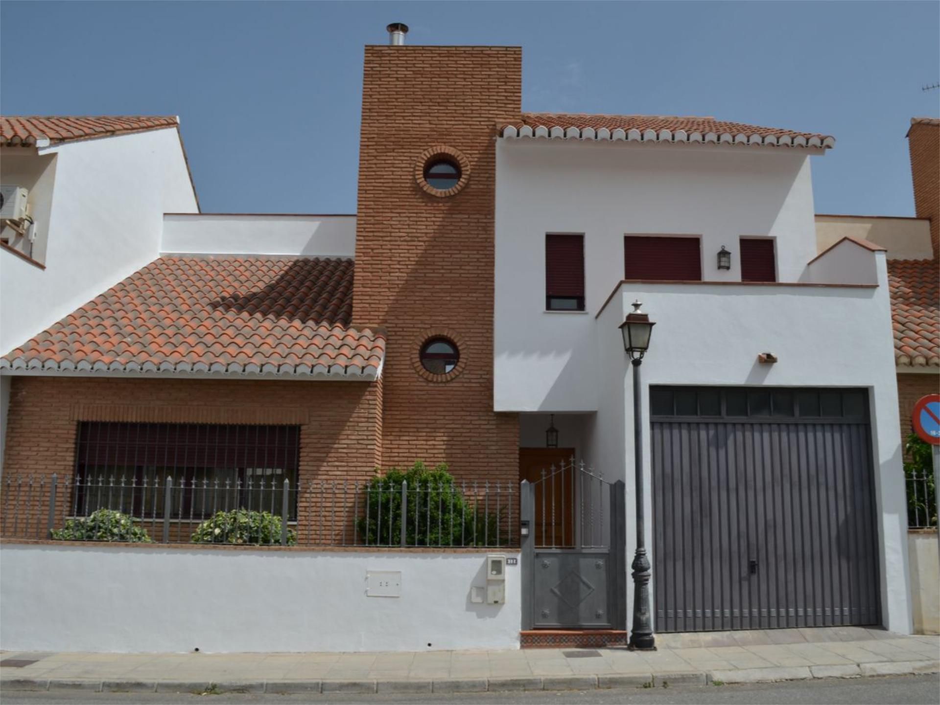 Vista exterior de Casa adosada en venda en Gójar amb Terrassa, Piscina i Balcó