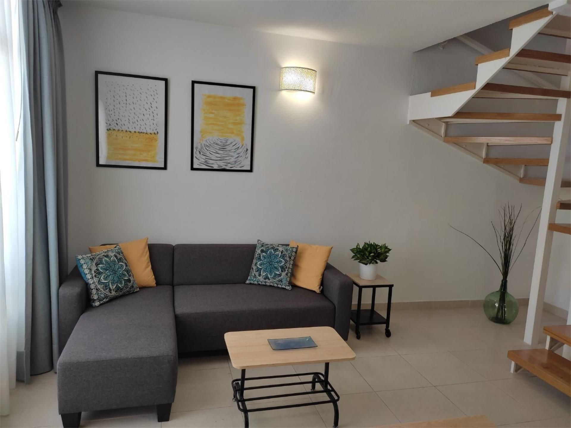 Sala d'estar de Pis de lloguer en San Bartolomé de Tirajana amb Jardí privat, Terrassa i Moblat
