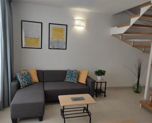 Sala d'estar de Pis de lloguer en San Bartolomé de Tirajana amb Jardí privat, Terrassa i Moblat