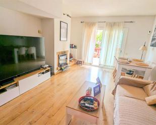 Sala d'estar de Casa o xalet de lloguer en Begues amb Terrassa, Piscina i Balcó