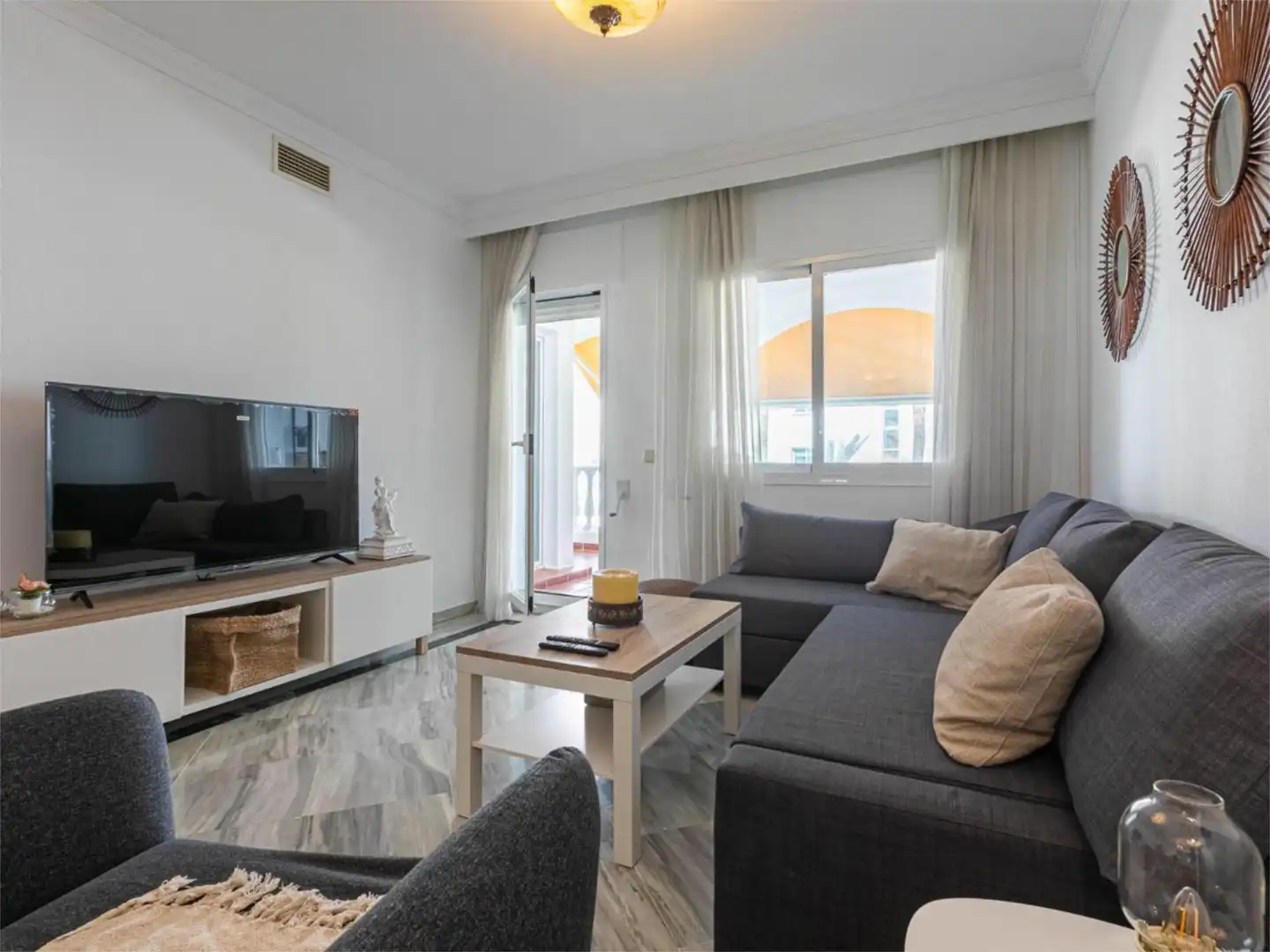 Flat for rent in Bulevar Ashmawi, 6, La Carolina - Guadalpín Living room of Flat for rent in Marbella with Air Conditioner, Heating and Private garden