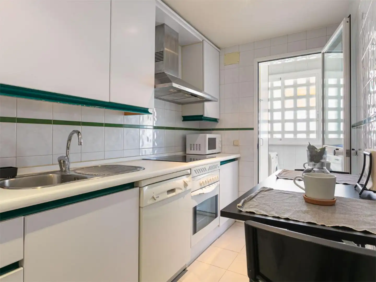 Flat for rent in Bulevar Ashmawi, 6, La Carolina - Guadalpín Kitchen of Flat for rent in Marbella with Air Conditioner, Heating and Private garden