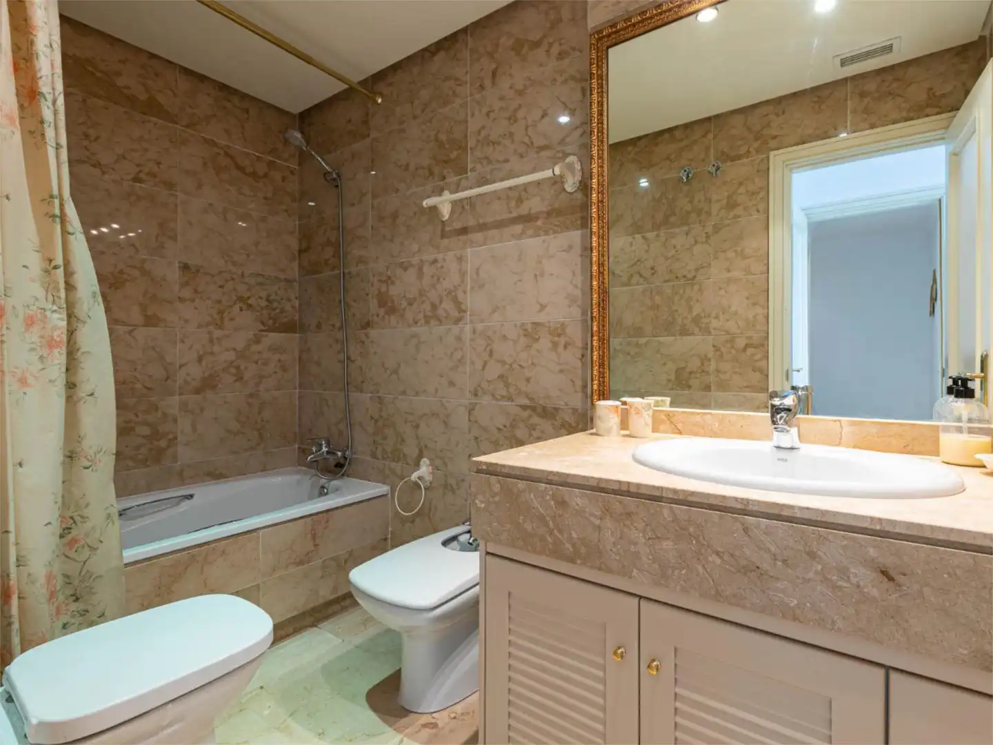 Flat for rent in Bulevar Ashmawi, 6, La Carolina - Guadalpín Bathroom of Flat for rent in Marbella with Air Conditioner, Heating and Private garden