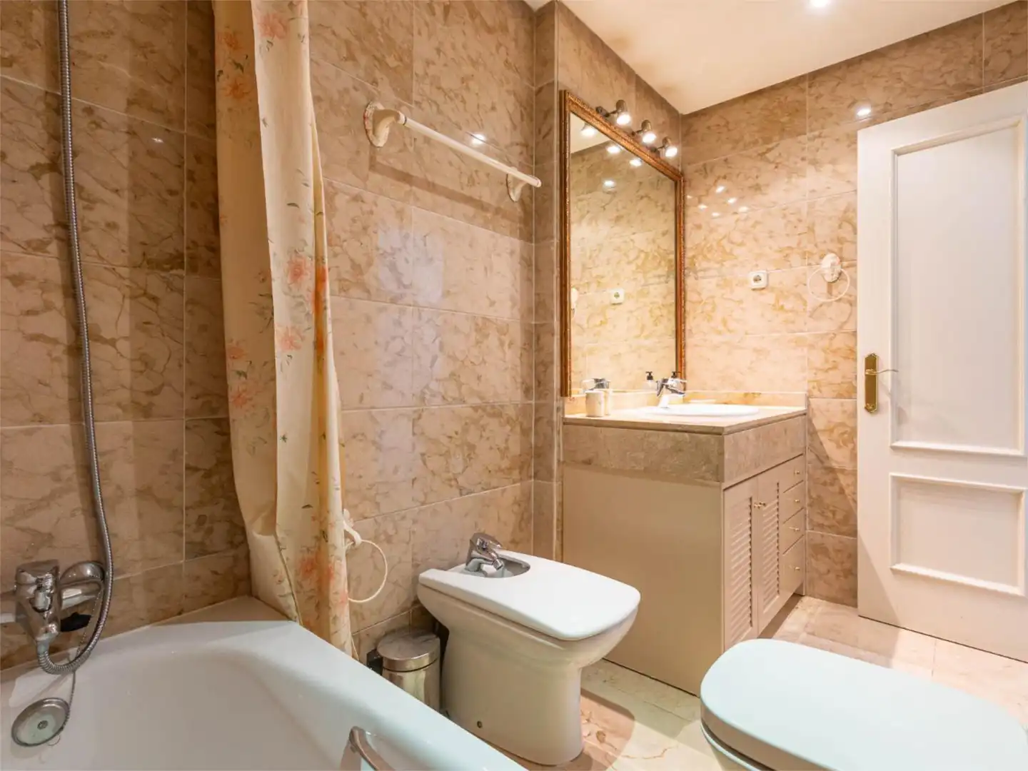 Flat for rent in Bulevar Ashmawi, 6, La Carolina - Guadalpín Bathroom of Flat for rent in Marbella with Air Conditioner, Heating and Private garden